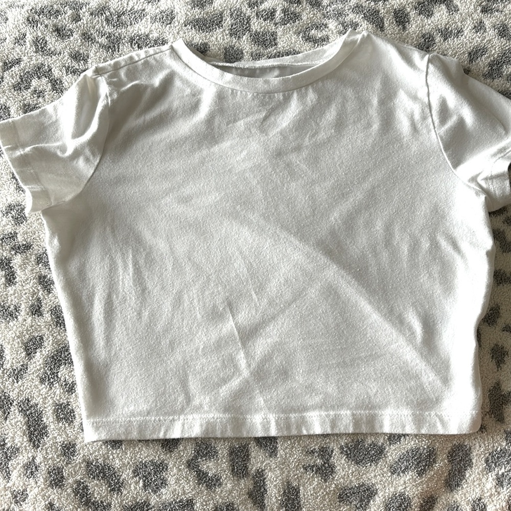 white cropped tee